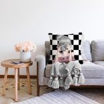 - Sonil-K9299-Gorsel-1 - Realhomes Dama Zeminli & Fotoğraf Çeken Kız Tasarımlı Dijital Baskılı Dekoratif Raşel Kadife Yastık Kırlent Kılıfı Realhomes