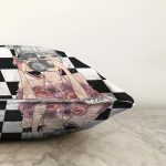 - Sonil-K9299-Gorsel-2 - Realhomes Dama Zeminli & Fotoğraf Çeken Kız Tasarımlı Dijital Baskılı Dekoratif Raşel Kadife Yastık Kırlent Kılıfı Realhomes