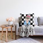 - Sonil-K9301-Gorsel-1 - Realhomes Dama Zeminli Fotoğraf Çeken Kız Tasarımlı Dijital Baskılı Dekoratif Raşel Kadife Yastık Kırlent Kılıfı Realhomes