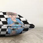 - Sonil-K9301-Gorsel-2 - Realhomes Dama Zeminli Fotoğraf Çeken Kız Tasarımlı Dijital Baskılı Dekoratif Raşel Kadife Yastık Kırlent Kılıfı Realhomes