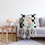 - Sonil-K9302-Gorsel-1 - Realhomes Dama Zeminli Fotoğraf Çeken Kız Tasarımlı Dijital Baskılı Modern Raşel Kadife Yastık Kırlent Kılıfı Realhomes