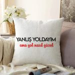 - Sonil-K9325-Gorsel - Realhomes  Özel Tasarım Yanlış Yoldayım Dijital Baskılı Dekoratif Raşel Kadife Yastık Kırlent Kılıfı Realhomes