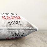 Özel Tasarım Seni Hiç Alakadar Etmez Dijital Baskılı Dekoratif Raşel Kadife Yastık Kırlent Kılıfı Realhomes