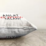 - Sonil-K9352-Gorsel-2 - Realhomes Özel Tasarım Anlat Seversin Yalanı Dijital Baskılı Modern Şönil Yastık Kırlent Kılıfı Realhomes