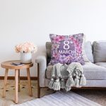 - Sonil-K9362-2-Gorsel-1 - Realhomes Özel Tasarım 8 March Gül Tasarımlı Dijital Baskılı Modern Raşel Kadife Yastık Kırlent Kılıfı Realhomes