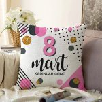 Özel Tasarım 8 Mart Renkli Puantiye Detaylı Dijital Baskılı Modern Raşel Kadife Yastık Kırlent Kılıfı Realhomes