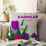 - Sonil-K9381-1-Gorsel - Realhomes  Özel Tasarım Kadınlar Günü Çiçek Desenli Dijital Baskılı Modern Raşel Kadife Yastık Kırlent Kılıfı Realhomes