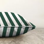 Yeşil Beyaz Düz Çizgi Tasarımlı Dijital Baskılı Modern Raşel Kadife Yastık Kırlent Kılıfı Realhomes