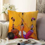 - Sonil-KArap3kiz-Gorsel - Realhomes  Turuncu Zemin Üç Afrikalı Kadın Çizimi Dijital Baskılı Dekoratif Raşel Kadife Yastık Kırlent Kılıfı Realhomes