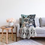 - Sonil-KKediAile-Gorsel-1 - Realhomes  Sevimli Kedi Ailesi İllüstrasyon Dijital Baskılı Dekoratif Raşel Kadife Yastık Kırlent Kılıfı Realhomes