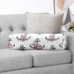 - RealHomes Özel Tasarımlı Dijital Baskılı İç Dolgulu Fermuarlı Silindir Yastık - Realhomes Beyaz Zemin Çapa Motifli Dijital Baskılı Modern İç Dolgulu Fermuarlı Çok Amaçlı Silindir Yastık Kırlent Realhomes