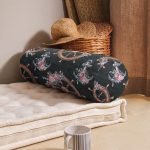 - RealHomes Özel Tasarımlı Dijital Baskılı İç Dolgulu Fermuarlı Silindir Yastık - Realhomes Siyah Zemin Çapa & Dümen Tasarımlı Dijital Baskılı Modern İç Dolgulu - Fermuarlı Süet Berjer Silindir Yastık Kırlent Realhomes