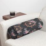 - RealHomes Özel Tasarımlı Dijital Baskılı İç Dolgulu Fermuarlı Silindir Yastık - Realhomes Siyah Zemin Çapa & Dümen Tasarımlı Dijital Baskılı Modern İç Dolgulu - Fermuarlı Süet Berjer Silindir Yastık Kırlent Realhomes