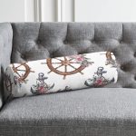 - RealHomes Özel Tasarımlı Dijital Baskılı İç Dolgulu Fermuarlı Silindir Yastık - Realhomes  Beyaz Zemin Çapa & Dümen Tasarımlı Dijital Baskılı Dekoratif İç Dolgulu - Fermuarlı Süet Silindir Daire Yastık Kırlent Realhomes