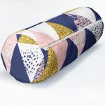 - RealHomes Özel Tasarımlı Dijital Baskılı İç Dolgulu Fermuarlı Silindir Yastık - Realhomes Renkli Üçgen Tasarımlı Dijital Baskılı Modern İç Dolgulu Süet Silindir Yastık Kırlent - Bel Yastığı Realhomes