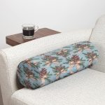 - RealHomes Özel Tasarımlı Dijital Baskılı İç Dolgulu Fermuarlı Silindir Yastık - Realhomes Mavi Zemin Kozalak Tasarımlı Dijital Baskılı Modern İç Dolgulu - Fermuarlı Süet Berjer Silindir Yastık Kırlent Realhomes