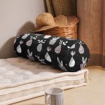 - RealHomes Özel Tasarımlı Dijital Baskılı İç Dolgulu Fermuarlı Silindir Yastık - Realhomes  Siyah Zemin Vazo Desenli Dijital Baskılı Modern İç Dolgulu Süet Silindir Yastık Kırlent - Bel Yastığı Realhomes