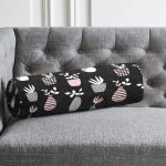 - RealHomes Özel Tasarımlı Dijital Baskılı İç Dolgulu Fermuarlı Silindir Yastık - Realhomes  Siyah Zemin Vazo Desenli Dijital Baskılı Modern İç Dolgulu Süet Silindir Yastık Kırlent - Bel Yastığı Realhomes