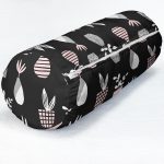 - RealHomes Özel Tasarımlı Dijital Baskılı İç Dolgulu Fermuarlı Silindir Yastık - Realhomes  Siyah Zemin Vazo Desenli Dijital Baskılı Modern İç Dolgulu Süet Silindir Yastık Kırlent - Bel Yastığı Realhomes