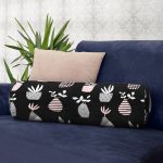 - RealHomes Özel Tasarımlı Dijital Baskılı İç Dolgulu Fermuarlı Silindir Yastık - Realhomes  Siyah Zemin Vazo Desenli Dijital Baskılı Modern İç Dolgulu Süet Silindir Yastık Kırlent - Bel Yastığı Realhomes