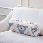 - RealHomes Özel Tasarımlı Dijital Baskılı İç Dolgulu Fermuarlı Silindir Yastık - Realhomes Mistik Üçgen Göz Tasarımlı Dijital Baskılı Dekoratif İç Dolgulu - Fermuarlı Süet Silindir Rulo Yastık Kırlent Realhomes