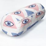 - RealHomes Özel Tasarımlı Dijital Baskılı İç Dolgulu Fermuarlı Silindir Yastık - Realhomes Mistik Üçgen Göz Tasarımlı Dijital Baskılı Dekoratif İç Dolgulu - Fermuarlı Süet Silindir Rulo Yastık Kırlent Realhomes