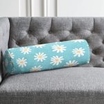 - RealHomes Özel Tasarımlı Dijital Baskılı İç Dolgulu Fermuarlı Silindir Yastık - Realhomes Mavi Zemin Papatya Çizimli Dijital Baskılı Modern İç Dolgulu - Fermuarlı Süet Berjer Silindir Yastık Kırlent Realhomes