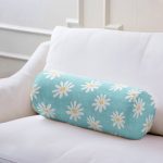 - RealHomes Özel Tasarımlı Dijital Baskılı İç Dolgulu Fermuarlı Silindir Yastık - Realhomes Mavi Zemin Papatya Çizimli Dijital Baskılı Modern İç Dolgulu - Fermuarlı Süet Berjer Silindir Yastık Kırlent Realhomes