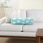 - RealHomes Özel Tasarımlı Dijital Baskılı İç Dolgulu Fermuarlı Silindir Yastık - Realhomes Mavi Zemin Papatya Çizimli Dijital Baskılı Modern İç Dolgulu - Fermuarlı Süet Berjer Silindir Yastık Kırlent Realhomes