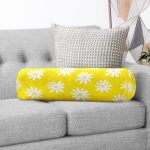 - RealHomes Özel Tasarımlı Dijital Baskılı İç Dolgulu Fermuarlı Silindir Yastık - Realhomes Sarı Zemin Papatya Desenli Dijital Baskılı Dekoratif İç Dolgulu - Fermuarlı Süet Berjer Silindir Yastık Kırlent Realhomes