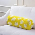 - RealHomes Özel Tasarımlı Dijital Baskılı İç Dolgulu Fermuarlı Silindir Yastık - Realhomes Sarı Zemin Papatya Desenli Dijital Baskılı Dekoratif İç Dolgulu - Fermuarlı Süet Berjer Silindir Yastık Kırlent Realhomes