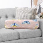 - RealHomes Özel Tasarımlı Dijital Baskılı İç Dolgulu Fermuarlı Silindir Yastık - Realhomes  Pembe Zemin Renkli Kelebekler Özel Tasarım Dijital Baskılı Modern İç Dolgulu Yumuşak Silindir Form Yastık Kırlent Realhomes