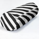 - RealHomes Özel Tasarımlı Dijital Baskılı İç Dolgulu Fermuarlı Silindir Yastık - Realhomes Siyah Beyaz Şeritli Dijital Baskılı İç Dolgulu Yumuşak Silindir Form Yastık Kırlent Realhomes