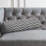 Siyah Beyaz Zikzak Desenli Dijital Baskılı İç Dolgulu - Fermuarlı Süet Silindir Yuvarlak Yastık Kırlent Realhomes