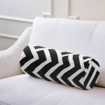 - RealHomes Özel Tasarımlı Dijital Baskılı İç Dolgulu Fermuarlı Silindir Yastık - Realhomes Siyah Beyaz Geometrik Desenli İç Dolgulu Süet Silindir Yastık Kırlent - Bel Yastığı Realhomes