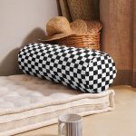 - RealHomes Özel Tasarımlı Dijital Baskılı İç Dolgulu Fermuarlı Silindir Yastık - Realhomes Siyah Beyaz Ekose Desenli Dekoratif İç Dolgulu - Fermuarlı Süet Berjer Silindir Yastık Kırlent Realhomes