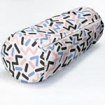 - RealHomes Özel Tasarımlı Dijital Baskılı İç Dolgulu Fermuarlı Silindir Yastık - Realhomes  Modern Renkli Şekiller İç Dolgulu - Fermuarlı Süet Silindir Daire Yastık Kırlent Realhomes