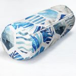 - RealHomes Özel Tasarımlı Dijital Baskılı İç Dolgulu Fermuarlı Silindir Yastık - Realhomes  Mavi Temalı Geometrik Şekilli İç Dolgulu Yumuşak Silindir Form Yastık Kırlent Realhomes