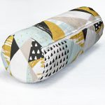 - RealHomes Özel Tasarımlı Dijital Baskılı İç Dolgulu Fermuarlı Silindir Yastık - Realhomes Realhomes Modern Geometrik Şekiller Dijital Baskılı İç Dolgulu Fermuarlı Çok Amaçlı Silindir Yastık Kırlent Realhomes