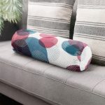 - RealHomes Özel Tasarımlı Dijital Baskılı İç Dolgulu Fermuarlı Silindir Yastık - Realhomes  Realhomes Renkli Yuvarlak Desenli İç Dolgulu - Fermuarlı Süet Berjer Silindir Yastık Kırlent Realhomes