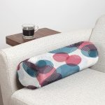 - RealHomes Özel Tasarımlı Dijital Baskılı İç Dolgulu Fermuarlı Silindir Yastık - Realhomes  Realhomes Renkli Yuvarlak Desenli İç Dolgulu - Fermuarlı Süet Berjer Silindir Yastık Kırlent Realhomes