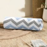 - RealHomes Özel Tasarımlı Dijital Baskılı İç Dolgulu Fermuarlı Silindir Yastık - Realhomes  Gri Mavi Zikzak Desenli Dijital Baskılı Modern İç Dolgulu - Fermuarlı Süet Silindir Rulo Yastık Kırlent Realhomes