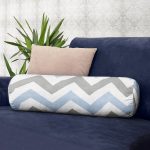 - RealHomes Özel Tasarımlı Dijital Baskılı İç Dolgulu Fermuarlı Silindir Yastık - Realhomes  Gri Mavi Zikzak Desenli Dijital Baskılı Modern İç Dolgulu - Fermuarlı Süet Silindir Rulo Yastık Kırlent Realhomes