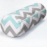 - RealHomes Özel Tasarımlı Dijital Baskılı İç Dolgulu Fermuarlı Silindir Yastık - Realhomes Turkuaz Gri Zikzak Desenli Dijital Baskılı Modern İç Dolgulu Süet Silindir Yastık Kırlent - Bel Yastığı Realhomes