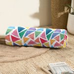 - RealHomes Özel Tasarımlı Dijital Baskılı İç Dolgulu Fermuarlı Silindir Yastık - Realhomes  Renkli Geometrik Resimli Dijital Baskılı Modern İç Dolgulu Süet Silindir Yastık Kırlent - Bel Yastığı Realhomes