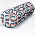 - RealHomes Özel Tasarımlı Dijital Baskılı İç Dolgulu Fermuarlı Silindir Yastık - Realhomes Renkli Geometrik Motifli Dijital Baskılı Dekoratif İç Dolgulu - Fermuarlı Süet Silindir Rulo Yastık Kırlent Realhomes