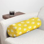 - RealHomes Özel Tasarımlı Dijital Baskılı İç Dolgulu Fermuarlı Silindir Yastık - Realhomes Sarı Zeminli Pati Resimli Dijital Baskılı Dekoratif İç Dolgulu Yumuşak Silindir Form Yastık Kırlent Realhomes