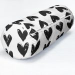 Siyah Kalp Desenli Dijital Baskılı Dekoratif İç Dolgulu - Fermuarlı Süet Silindir Rulo Yastık Kırlent Realhomes