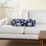 Lacivert Zeminli Çiçek Motifli Dijital Baskılı İç Dolgulu Fermuarlı Çok Amaçlı Silindir Yastık Kırlent Realhomes