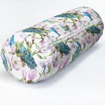 - RealHomes Özel Tasarımlı Dijital Baskılı İç Dolgulu Fermuarlı Silindir Yastık - Realhomes Tavus Kuşu ve Çiçek Motifli Dekoratif İç Dolgulu - Fermuarlı Süet Silindir Yuvarlak Yastık Kırlent Realhomes